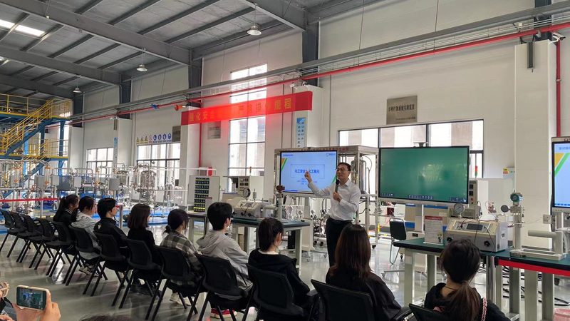 化工产品代理加盟：新手入局的机遇与挑战
